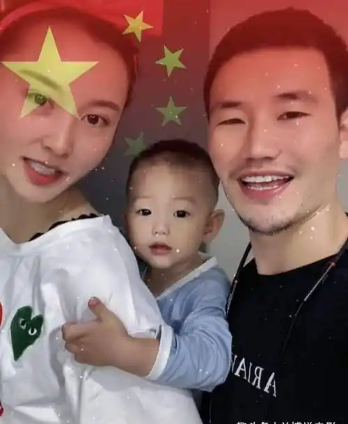 谢孟伟晒与老婆甜蜜出游照,百万豪车甚是吸睛,忙着赚钱都没空玩_妻子