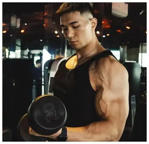 193公分的巨无霸肌肉男,看完身材,网友直呼:没对象的我酸了__财经头条