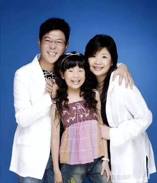 64岁姜育恒和美女合影,眼神表情太油腻,脸红耳赤状态回春_网友_老婆