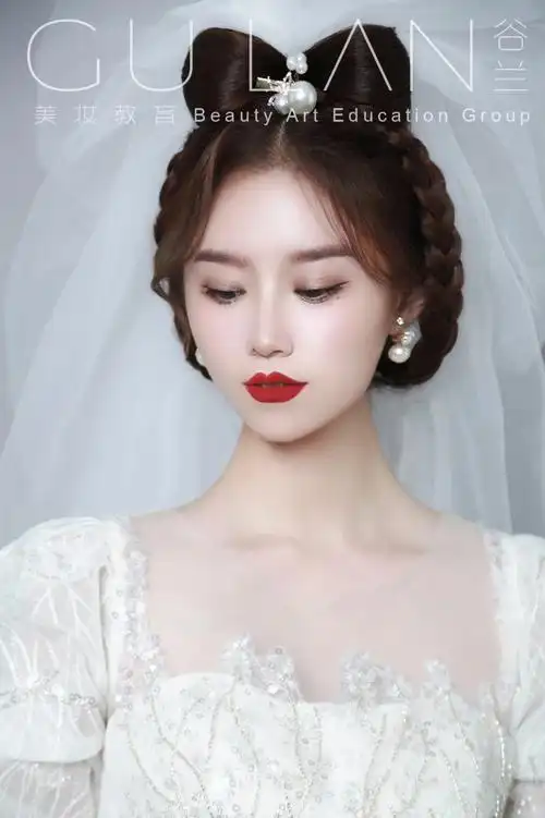 谷兰美妆教育频道的化妆造型作品《减龄公主风盘发新娘造型》