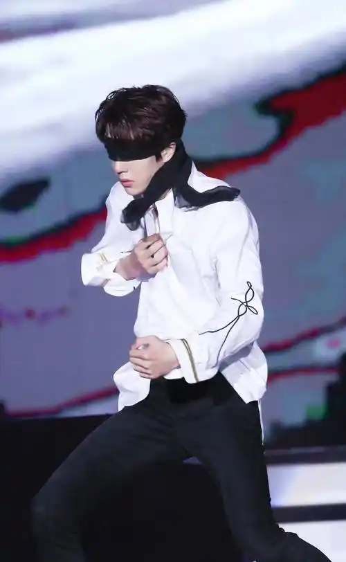 王一博在璀璨的灯光下一袭黑纱遮眼,上演"蒙眼舞"真