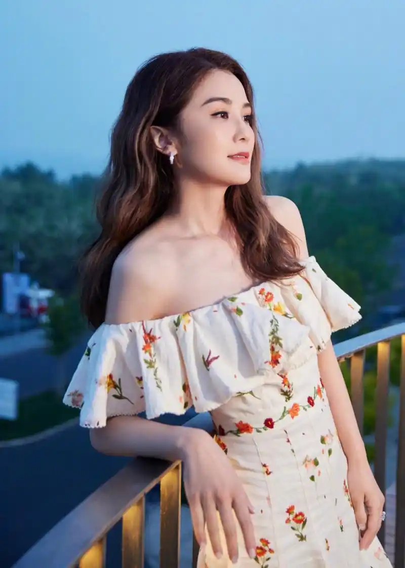 蔡卓妍# 一袭碎花抹胸裙,肤白貌美的脸蛋儿,丰满傲人的事业线,前凸后