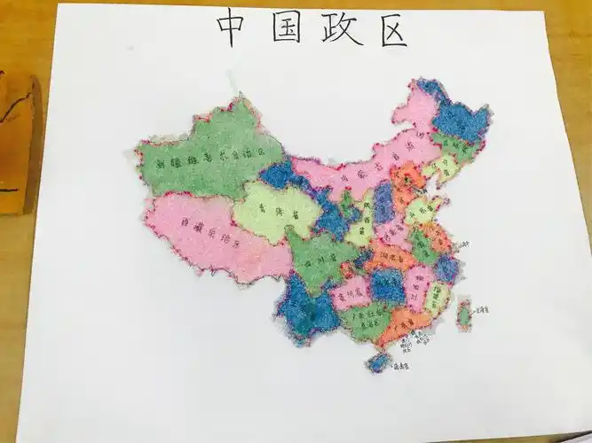 中国政区图.评价:位置准确,颜色饱满,手工细腻,边界线是手工贴珠.