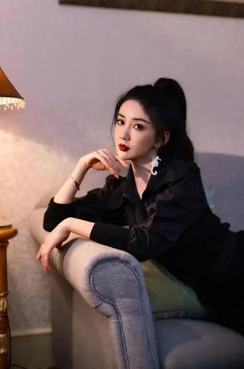 汇聚星娱乐旗下演员陈欣予出席veraseriase上海时装周