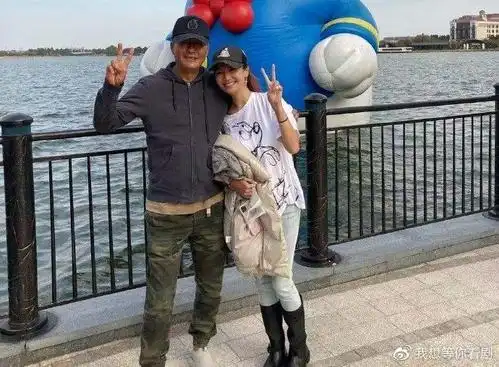 老戏骨高曙光现身,与小16岁娇妻带娃看海,却被问及前妻女儿去向