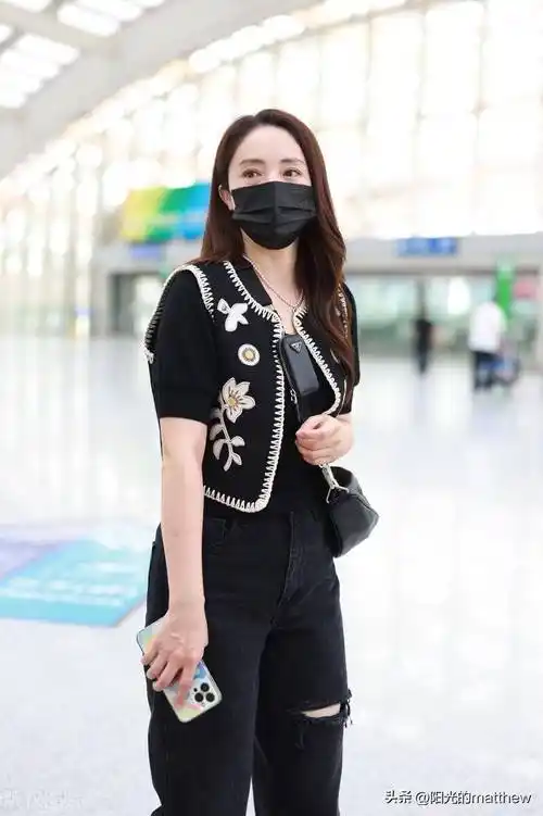 董璇穿黑色刺绣马甲牛仔裤现身机场背精巧三角包轻松时尚