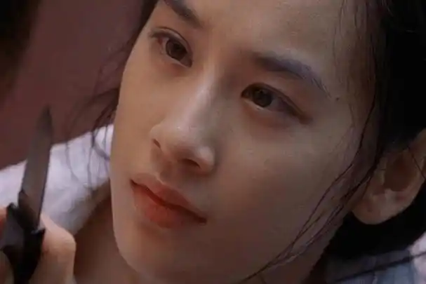 黄圣依是一位美丽动人的女星,她凭借在周星驰的《功夫》中扮演的"哑女