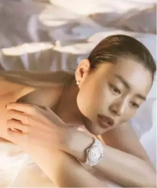 大表姐刘雯晒性感床照"背部全裸尺度大"火辣身材撩人又禁欲