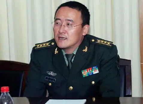 坑爹|其儿子火箭式蹿升 成罕见70后少将