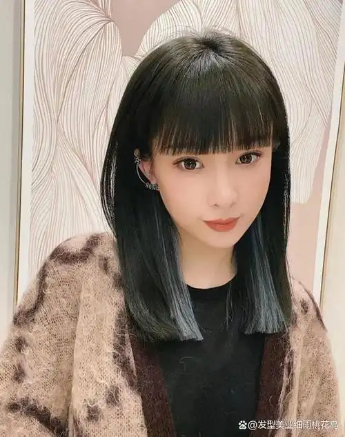 漫画刘海搭配短发或者黑长直发,很减龄,时尚感很强,在秋冬剪这样款
