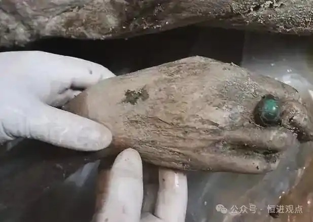 齐齐哈尔惊现千年不腐女尸!棺中满是抓痕,腿间留有胎盘