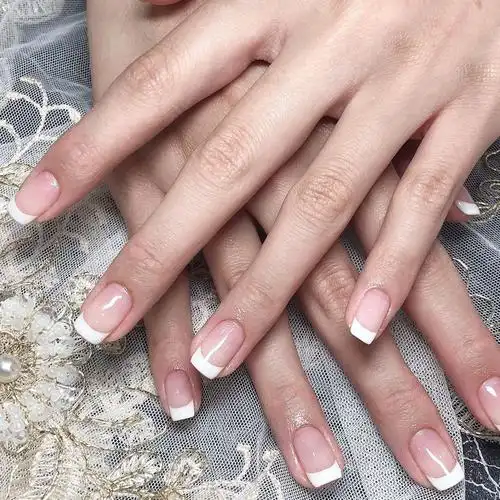 白色方圆形法式美甲