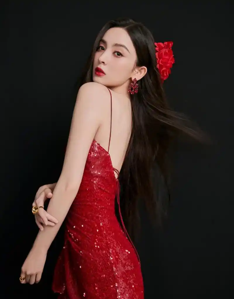 古力娜扎在《火星情报局》惊艳亮相,红裙闪耀迷人眼!