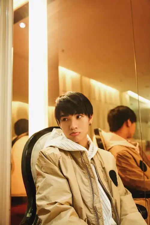 镜头下,郑繁星时而呆萌,时而嘟嘴卖萌,更是对着镜子调皮逗趣,扮相十分