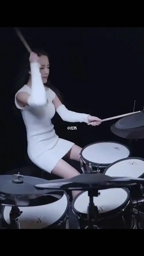 漂亮小姐姐架子鼓敲打的太好听了