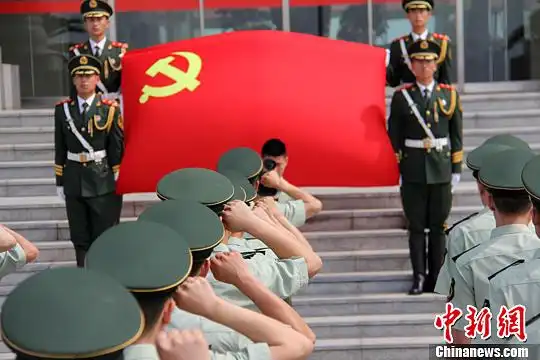 武警烟台支队官兵面向党旗宣誓