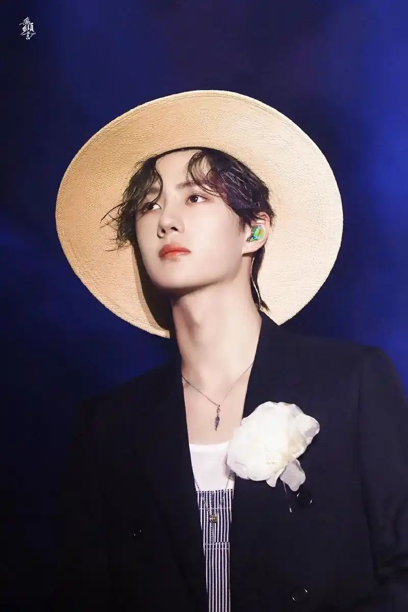 王一博壁纸要一直陪着这个男孩走下去他是星光也是最初的梦