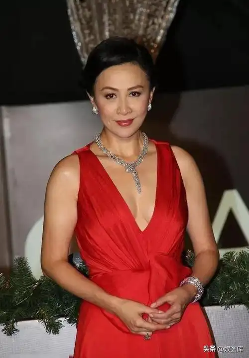 58岁刘嘉玲穿蓝色礼服裙开叉到大腿太耀眼窈窕身材依旧靓美