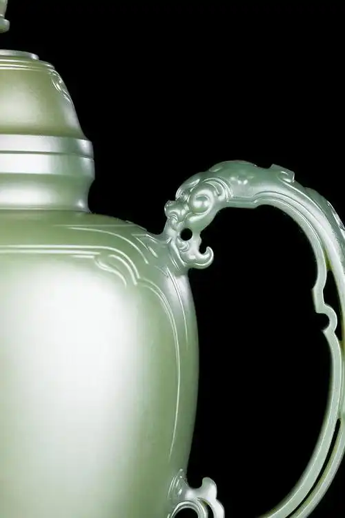 豆中强玉雕青玉螭尾夔首薄胎青玉壶苏工大师亲工鉴赏