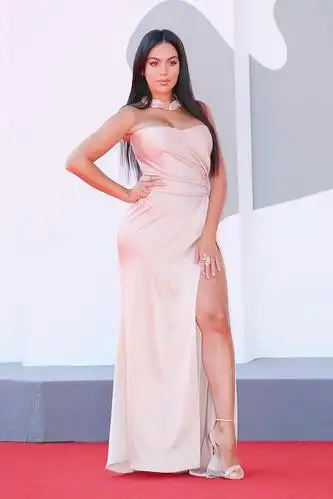 c罗未婚妻乔治娜现身威尼斯 大秀长腿超性感