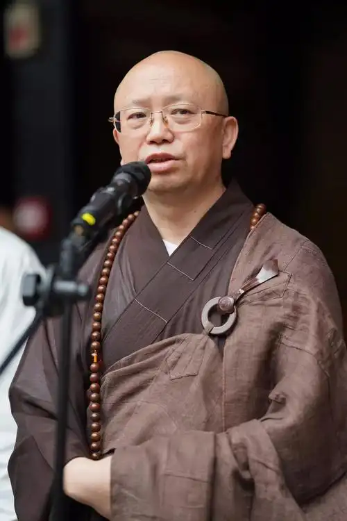 智海大和尚代表文殊院常住缅怀宽霖老和尚的功德和行愿发言结束后