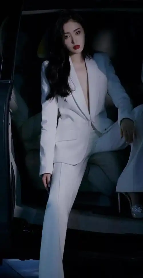 所以张天爱懂得自己的短处,出席活动的时候都是脚踩恨天高!