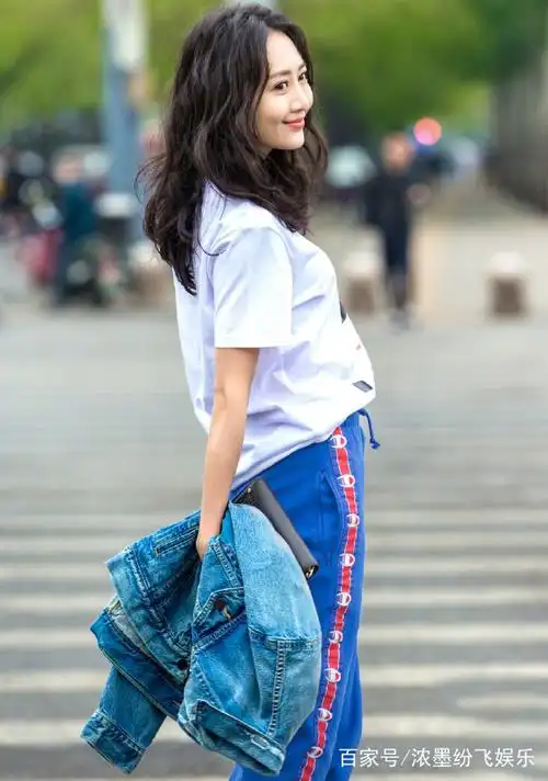 王鸥酷酷的运动装,有型混搭风