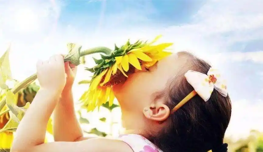 微笑真好,快乐不难,只要你心境开阔,乐观豁达,就会拥抱快乐,生活在