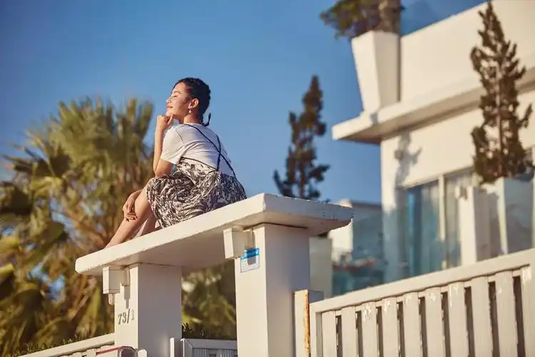 苏青漫步海边意境唯美浪漫洒脱尽显魅力