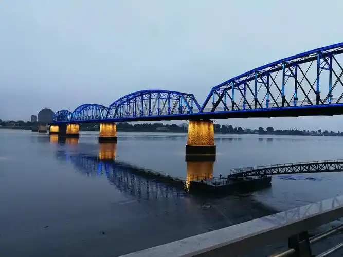 我们来到丹东市,看到了鸭绿江大桥和断桥.