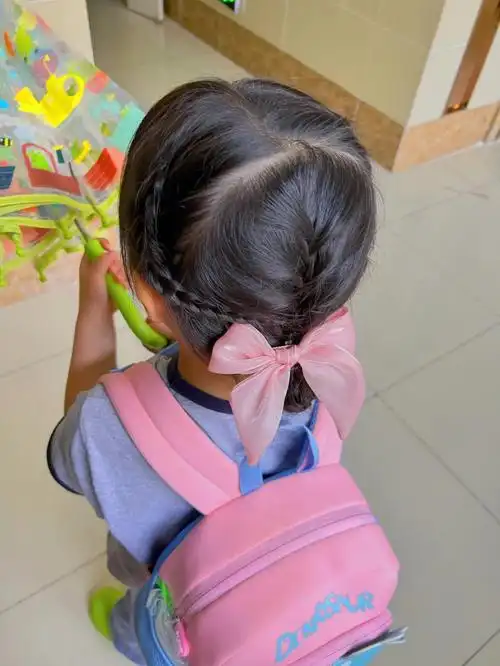 儿童编发  每天早上起床给女儿绑头发编头发成了妈妈的乐趣