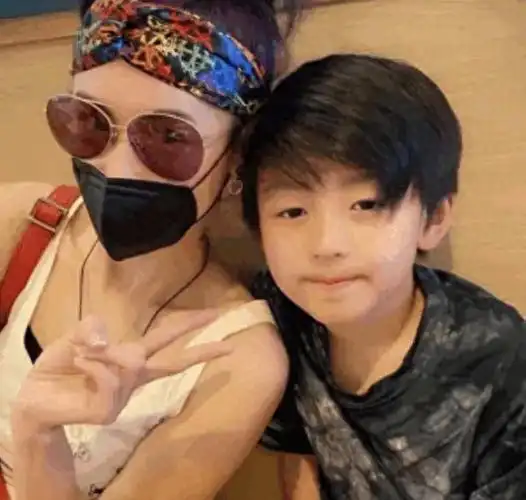 张柏芝和大儿子近照曝光42岁像少女15岁儿子有点不像谢霆锋