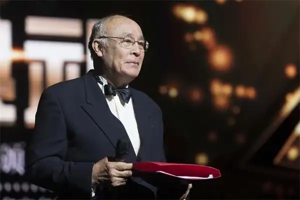 81岁老戏骨许还山倒在片场是我的光荣身体力行仍在荧屏奉献