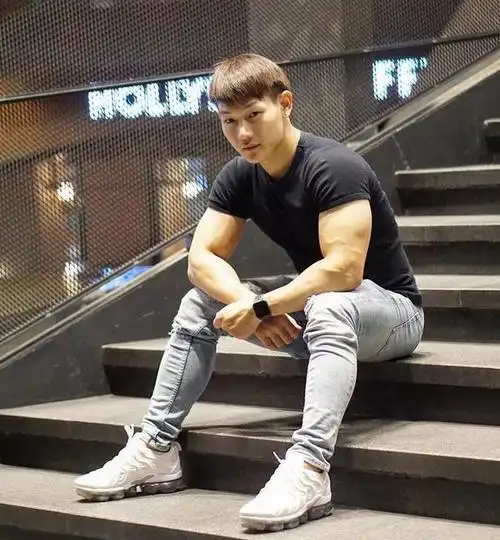 小伙儿的身材包裹得非常紧致,让我们看得出他是一个特别壮实的男生