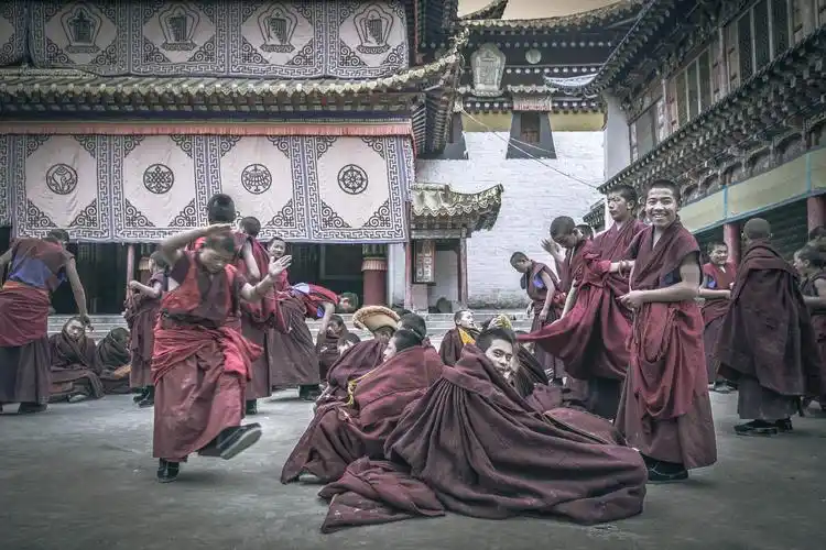 红衣僧人|摄影|人像摄影|元素周期 - 原创作品 - 站酷 (zcool)