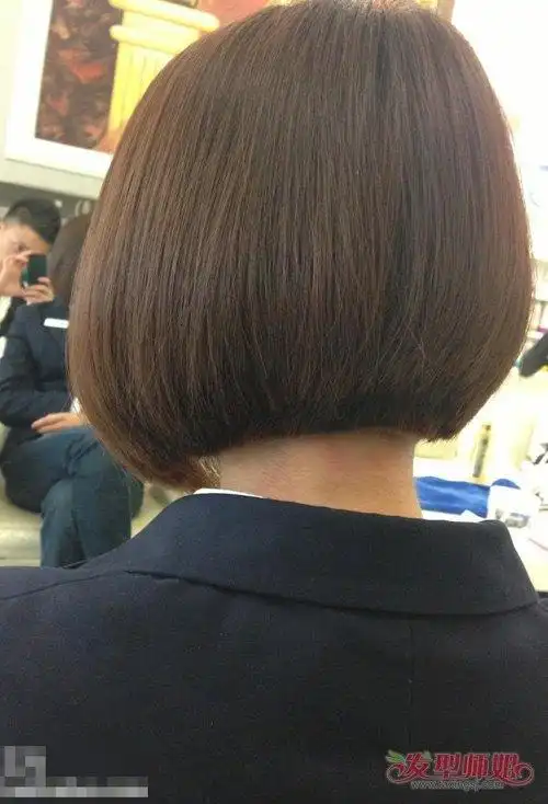 染出的棕头发颜色部分,更能体现出女生的独特魅力,后脑勺剪出的厚实