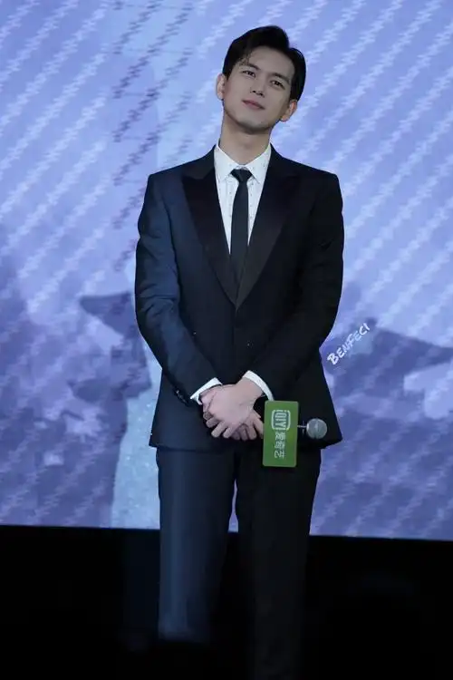 剑王朝发布会,李现超帅超挺拔