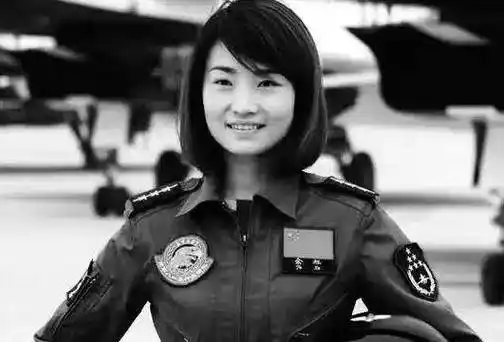 空军航空大学录取,在高强度训练之后,余旭成为了中国第八批女飞行员中
