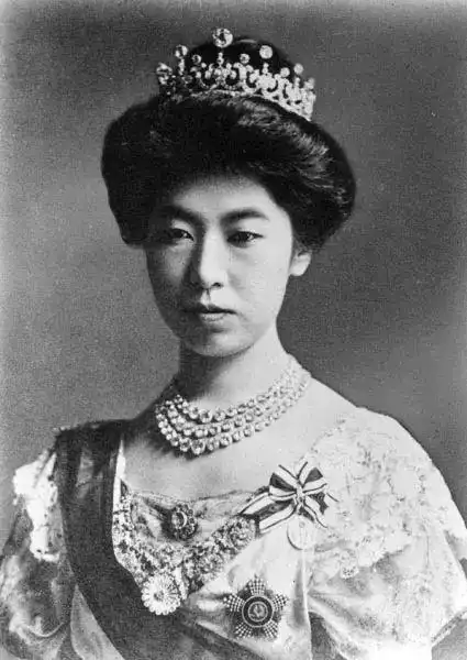 祖辈都是当地赫赫有名的纳税大户,她的曾外祖母还是贞明皇后的表姐妹