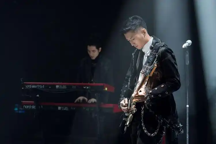 谢霆锋弹拨片将成名场面我们的乐队试听会今日上线