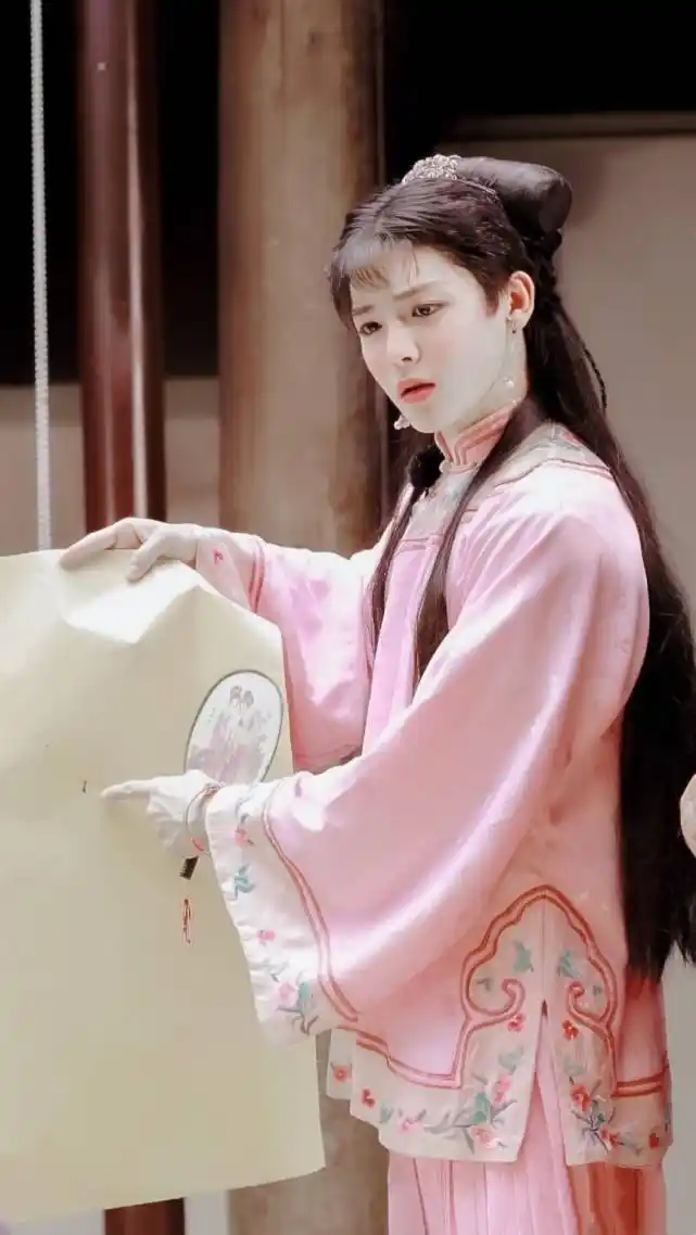 侯明昊男扮女装完全让人看不出,婉约灵动特别美,女生都自愧不如