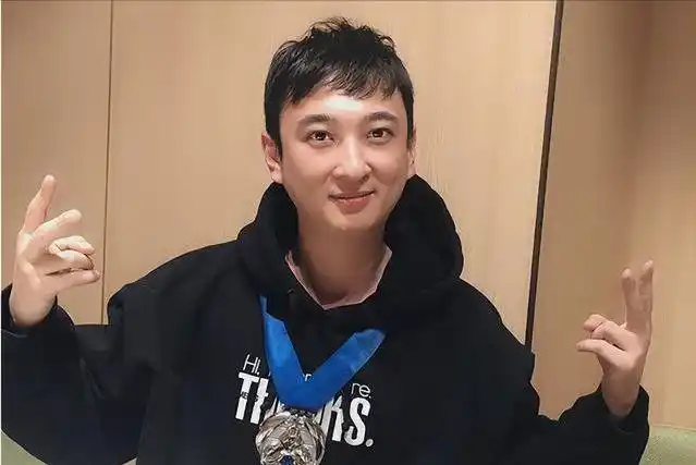 行走的流量王思聪父亲出5亿为其投资前女友疑皆是网红