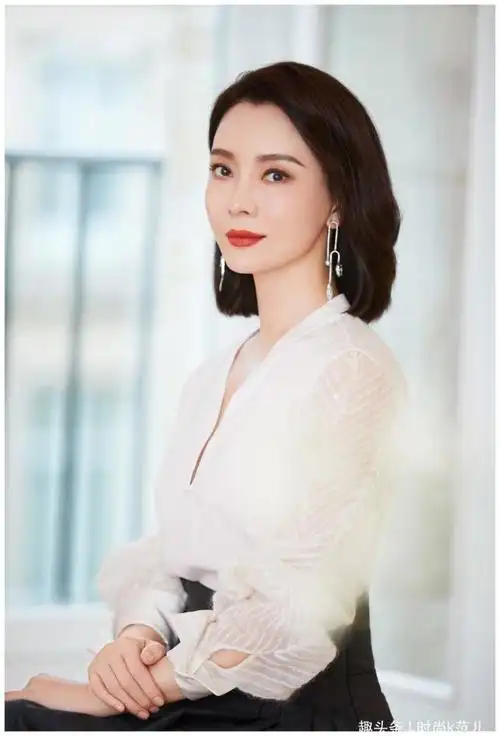 42岁陈数真是美到骨子里,衬衫搭配半身裙,精致又优雅!_腾讯新闻