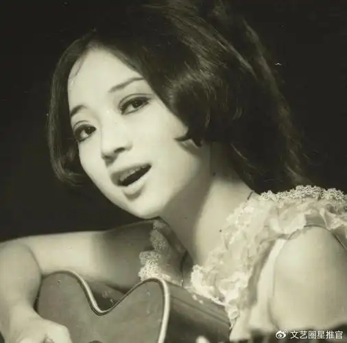 74岁徐小凤罕见露面发量惊人,穿搭朴素,下午茶吃面包很拮据|徐小凤