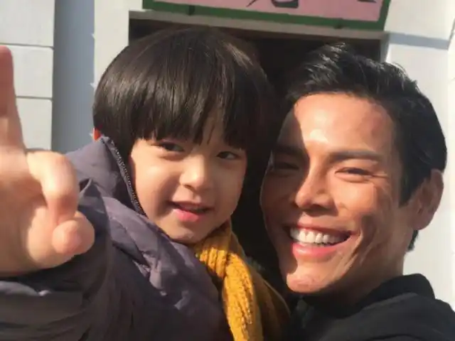 向佐儿子"整容式"长大,小时候顽皮可爱,如今容颜出众帅成男神