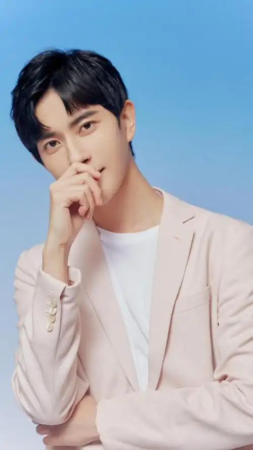 于朦胧粉色西装清新写真