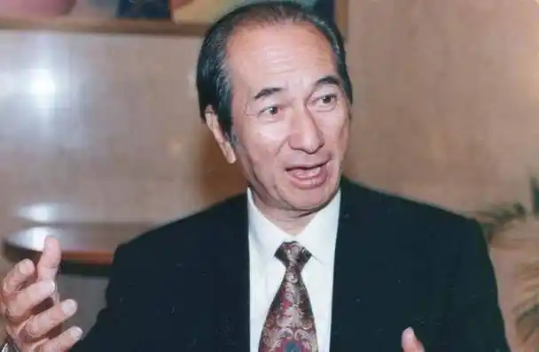 灵车铺满白色鲜花,猷龙捧亡父亲遗照_灵柩_何猷龙_何鸿燊