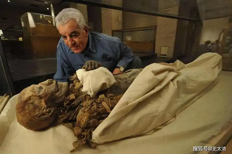 埃及古墓出土27具2500年前棺材