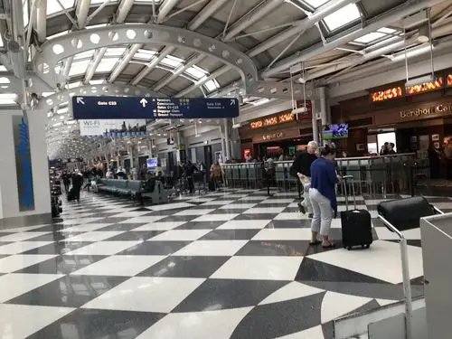 3个小时后到达芝加哥,这里是芝加哥的飞机场候机大厅.