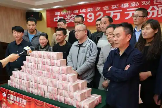 892万百元大钞现金墙山东得主露脸领现金